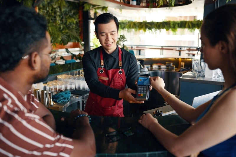 Should You Split the Bill with Your Girlfriend or Boyfriend?